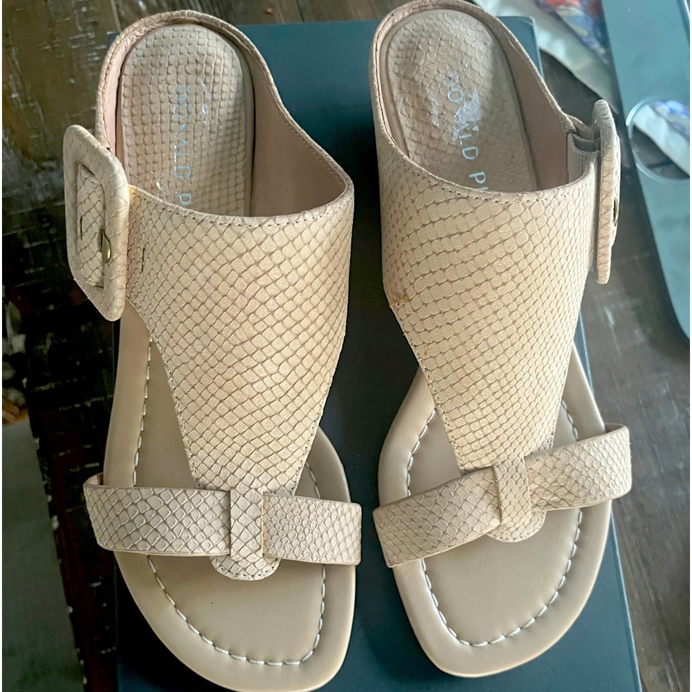 Donald Pliner Never Worn. Size 7M